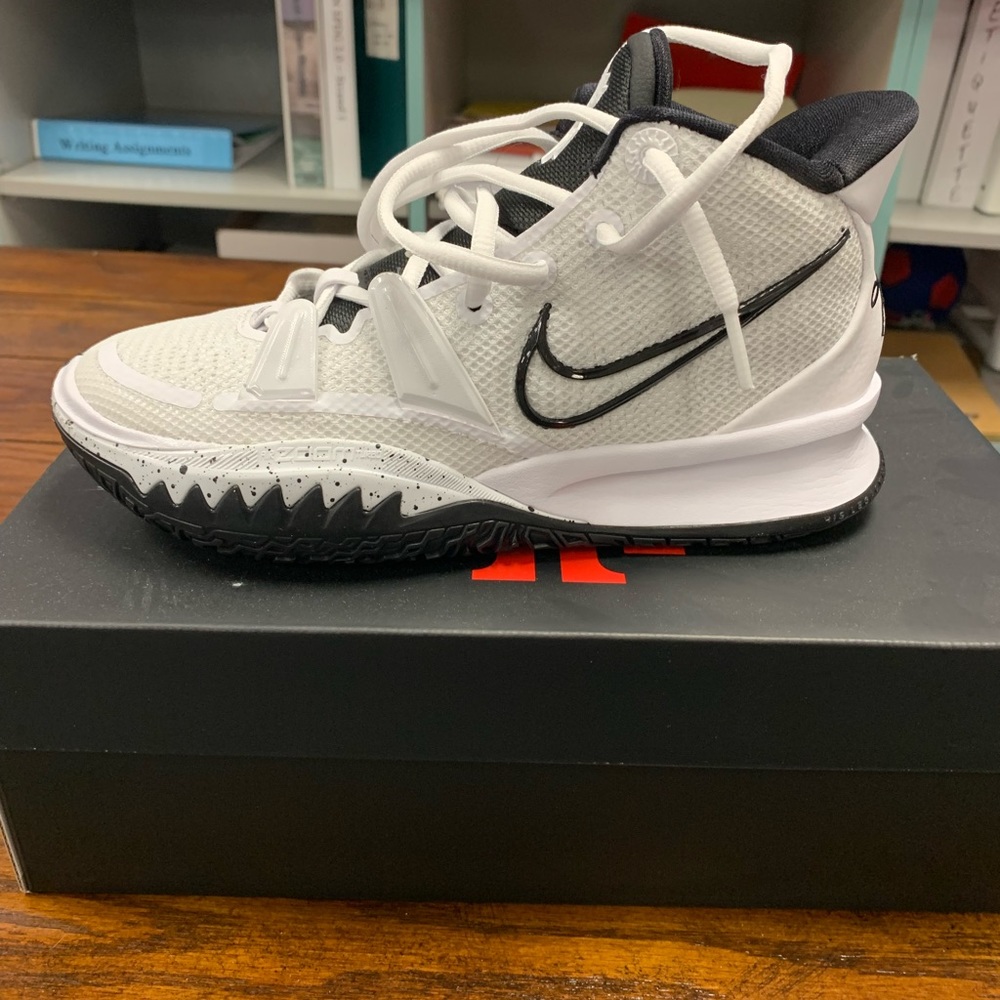 Nike Kyrie 7 basketball shoes. Never worn. Comes w box